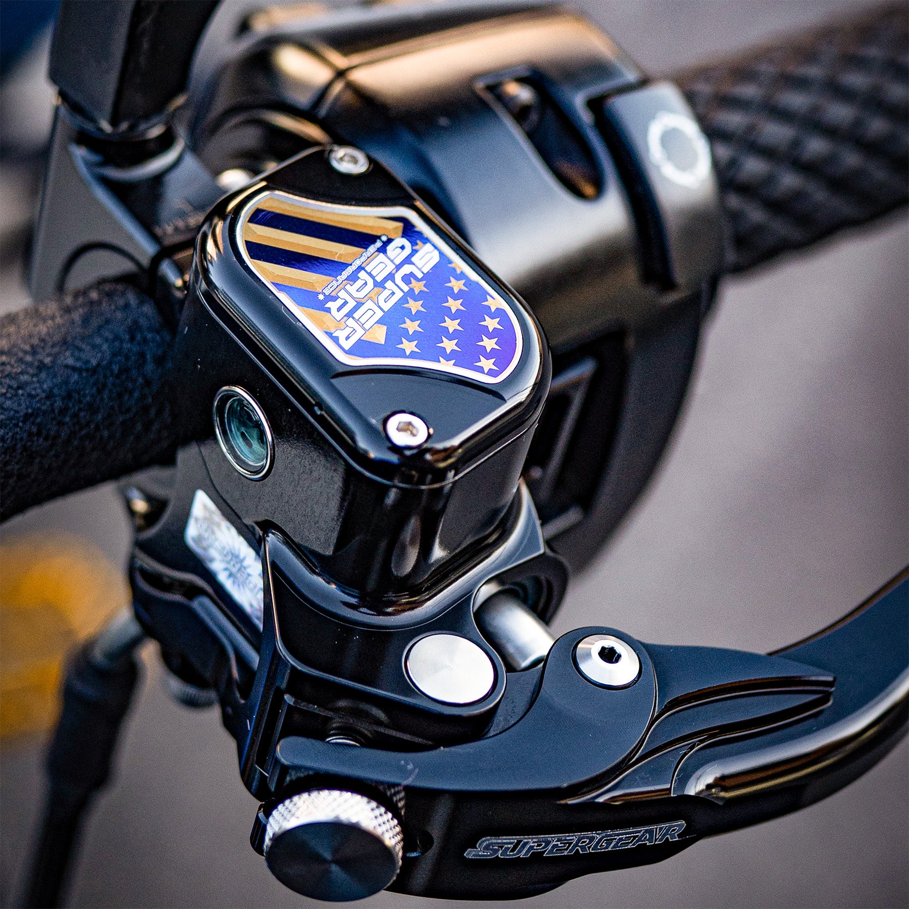 Premium black anodizing, precision-machined contours and an internal lever bushing create a durable finish and stable clutch-lever feel.