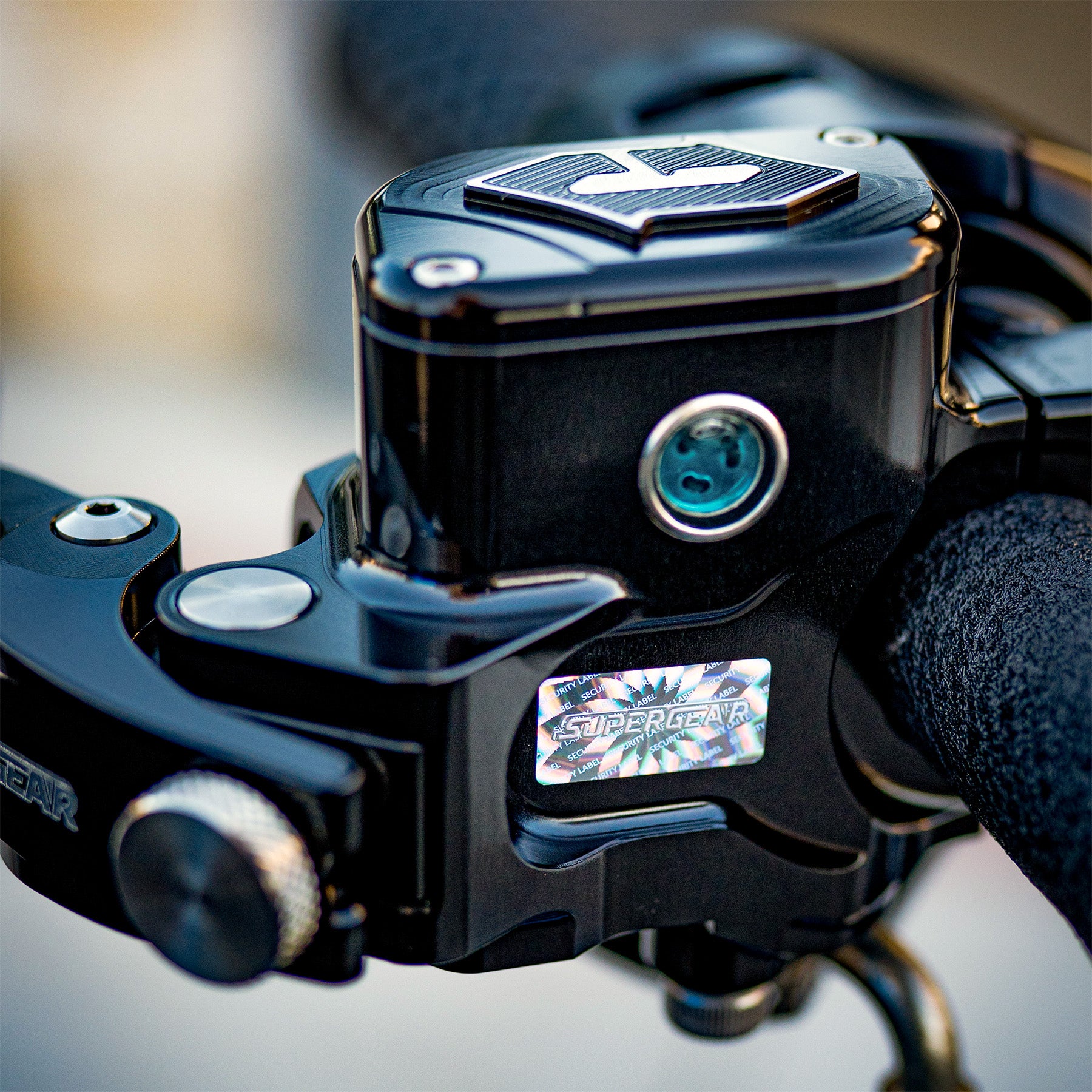 Close-up of the integrated fluid reservoir sight glass on the RF7 Nightstrike Black hydraulic clutch master cylinder.